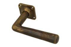 Einzelner Türgriff mit Rosette Messing patiniert