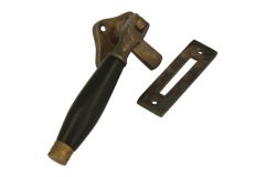 Kippbar Fensterverschluss Messing patiniert Bakelit (1926)